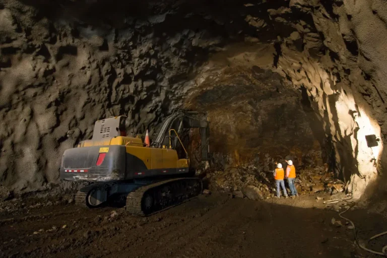 Cueva , minería, extracción de piedras y explotación